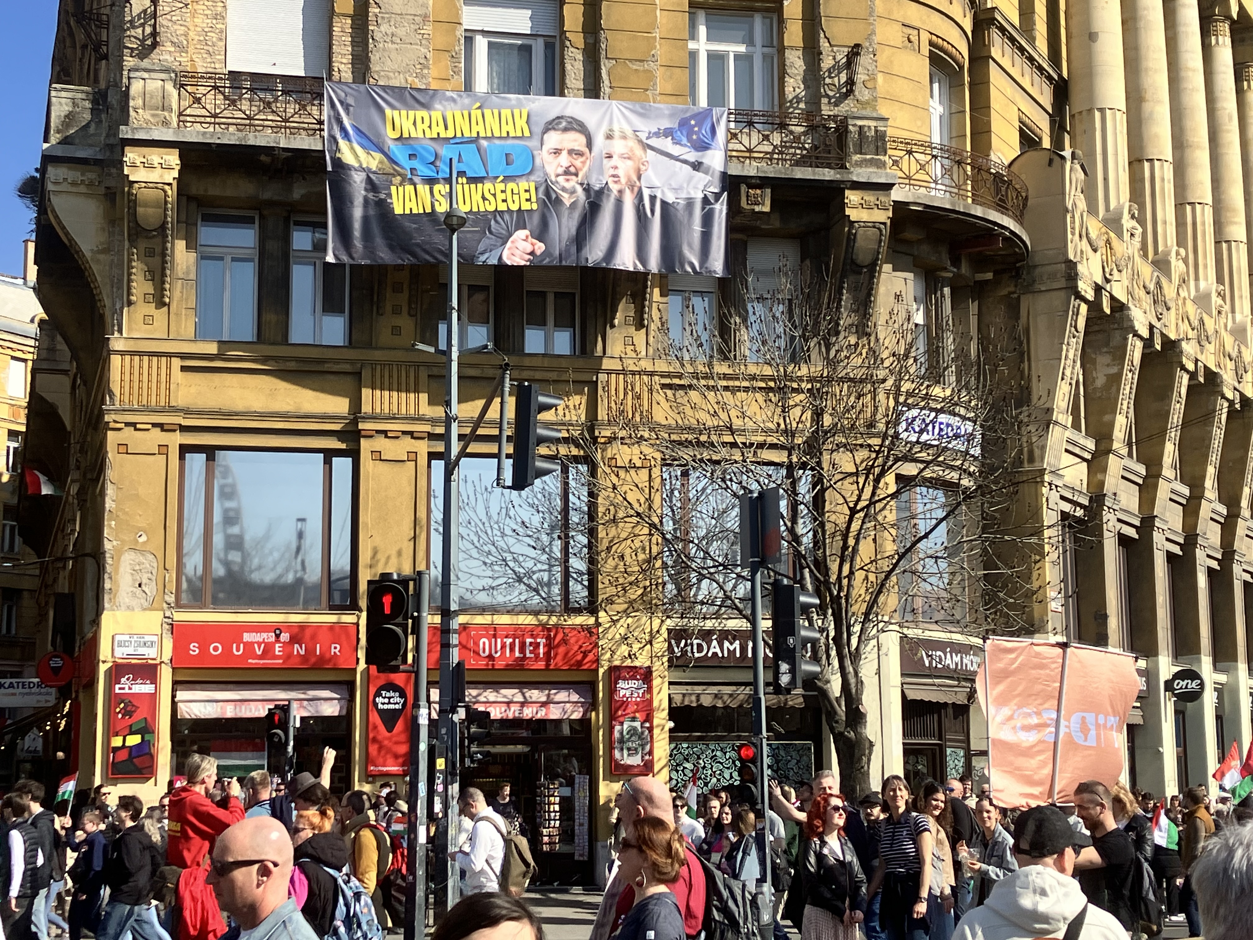 Megtelt a Kossuth tér, Lázár szerint Orbán a világ egyik legjobb válságkezelője, közben már gyülekeznek a tiszások is – percről percre a március 15-ei események 1