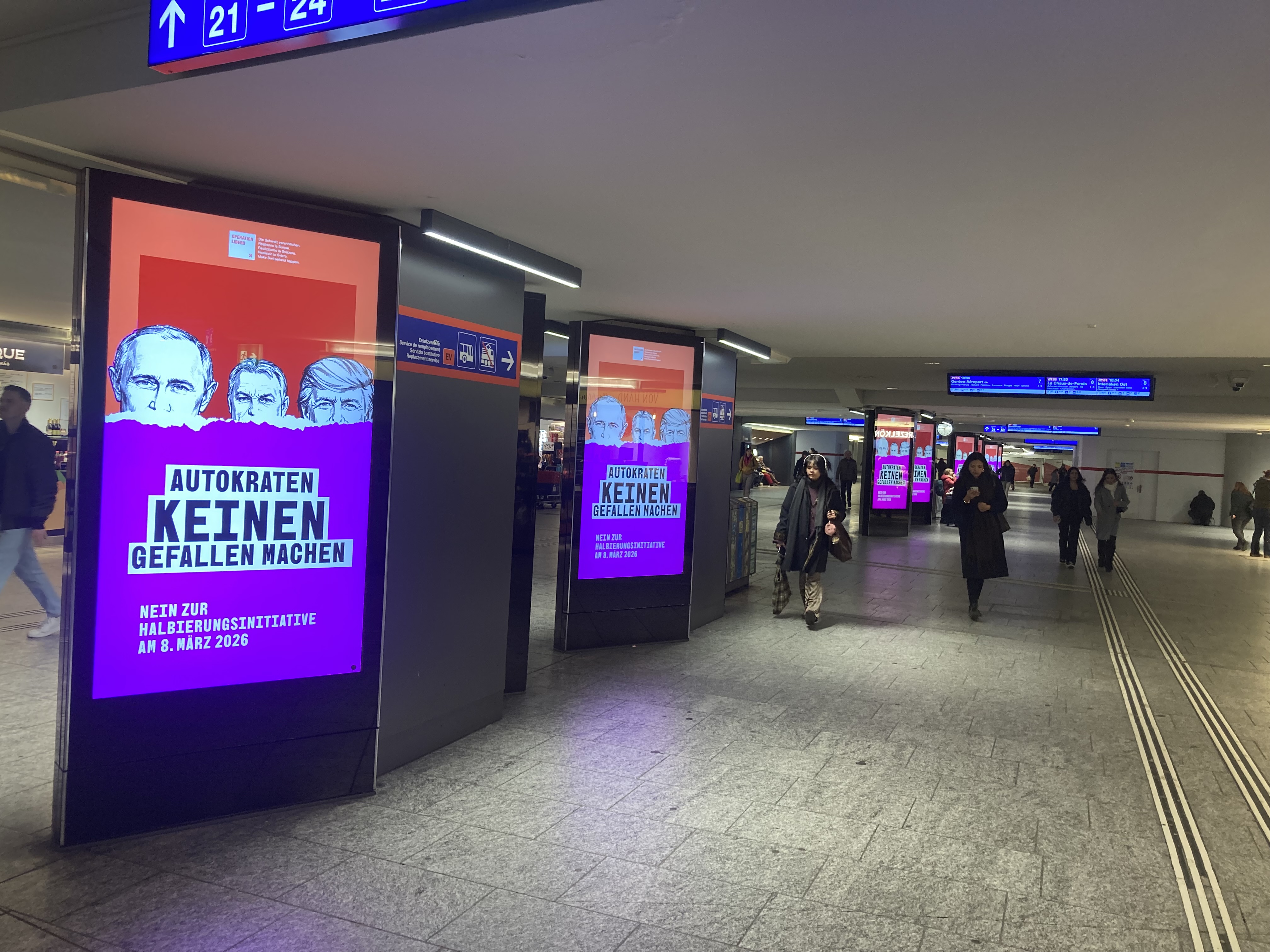 Orbánnal és Putyinnal riogatva kampányolnak a svájci közmédia meggyengítése ellen 1 plakátok svájcban