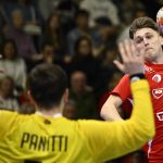 Imre Bence (j) és az olasz Pau Panitti a Magyarország - Olaszország férfi kézilabda felkészülési mérkőzésen a Tatabányai Multifunkcionális Sportcsarnokban 2026. március 21-én.