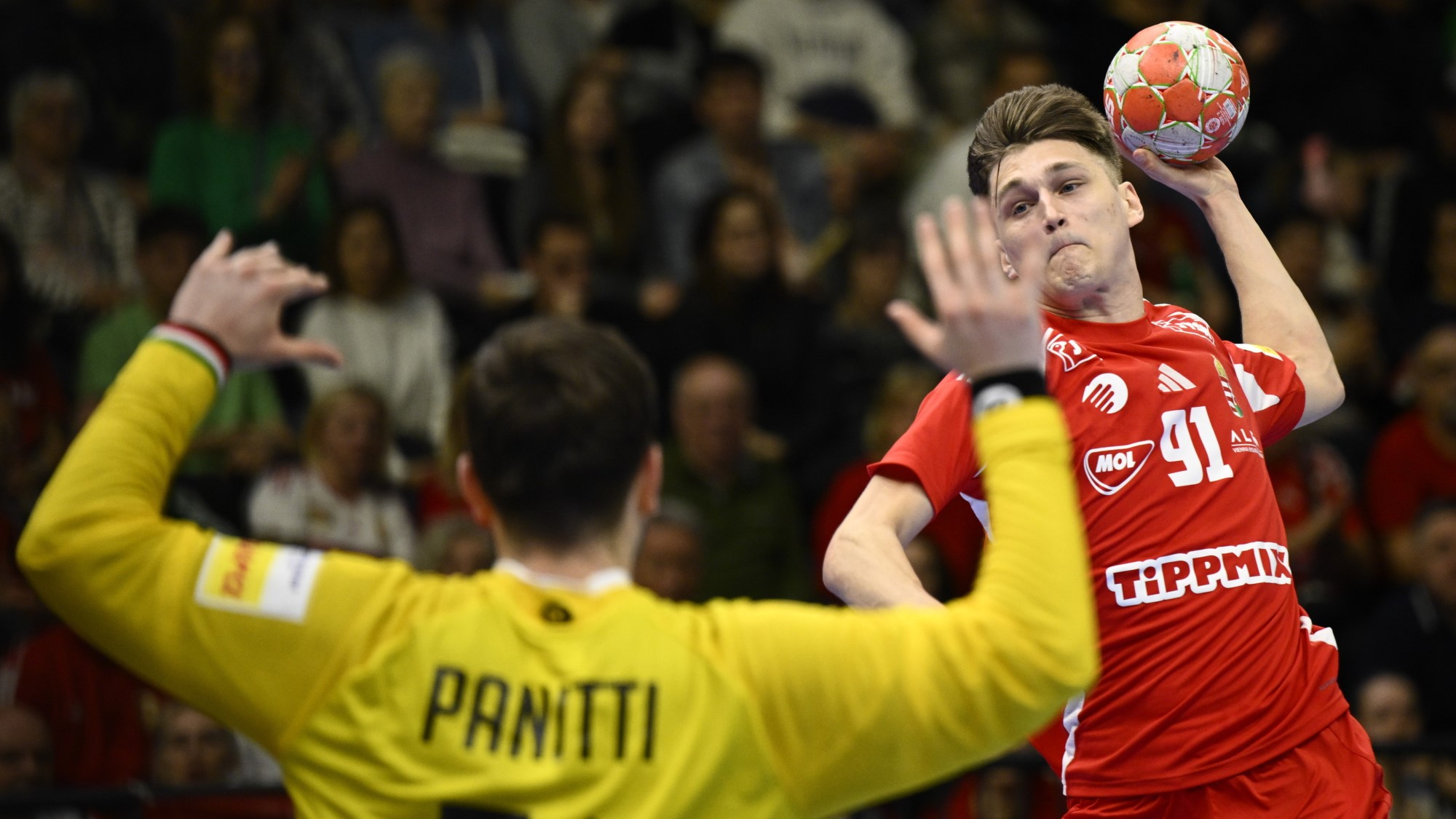 Imre Bence (j) és az olasz Pau Panitti a Magyarország - Olaszország férfi kézilabda felkészülési mérkőzésen a Tatabányai Multifunkcionális Sportcsarnokban 2026. március 21-én.