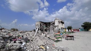 Az Irán ellen indított háború első napján lebombázott, Mináb városában található lányiskola romjai, ahol Irán genfi ENSZ-nagykövete szerint 150 diák vesztette életét.