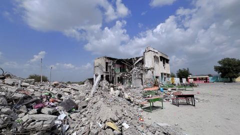 Az Irán ellen indított háború első napján lebombázott, Mináb városában található lányiskola romjai, ahol Irán genfi ENSZ-nagykövete szerint 150 diák vesztette életét.