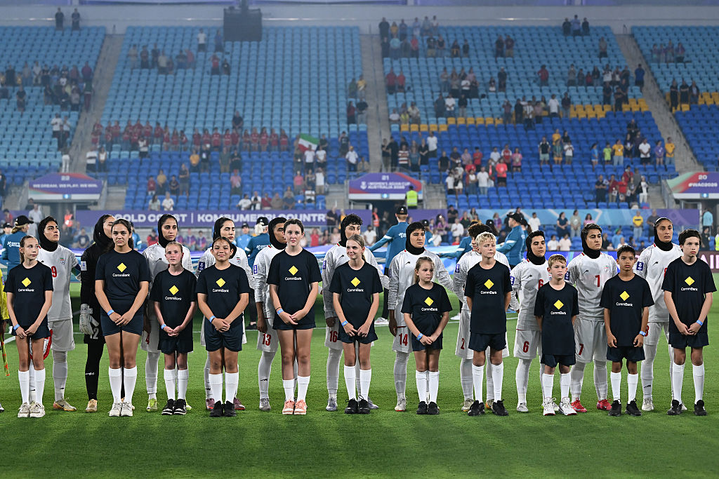 Trumpot nem érdekli, a FIFA-nak fejfájás: mi lesz Irán sorsa a foci-vb-n? 2 Az iráni női labdarúgó-válogatott tagjai nem énekelték himnuszukat a z Ázsia Kupán.