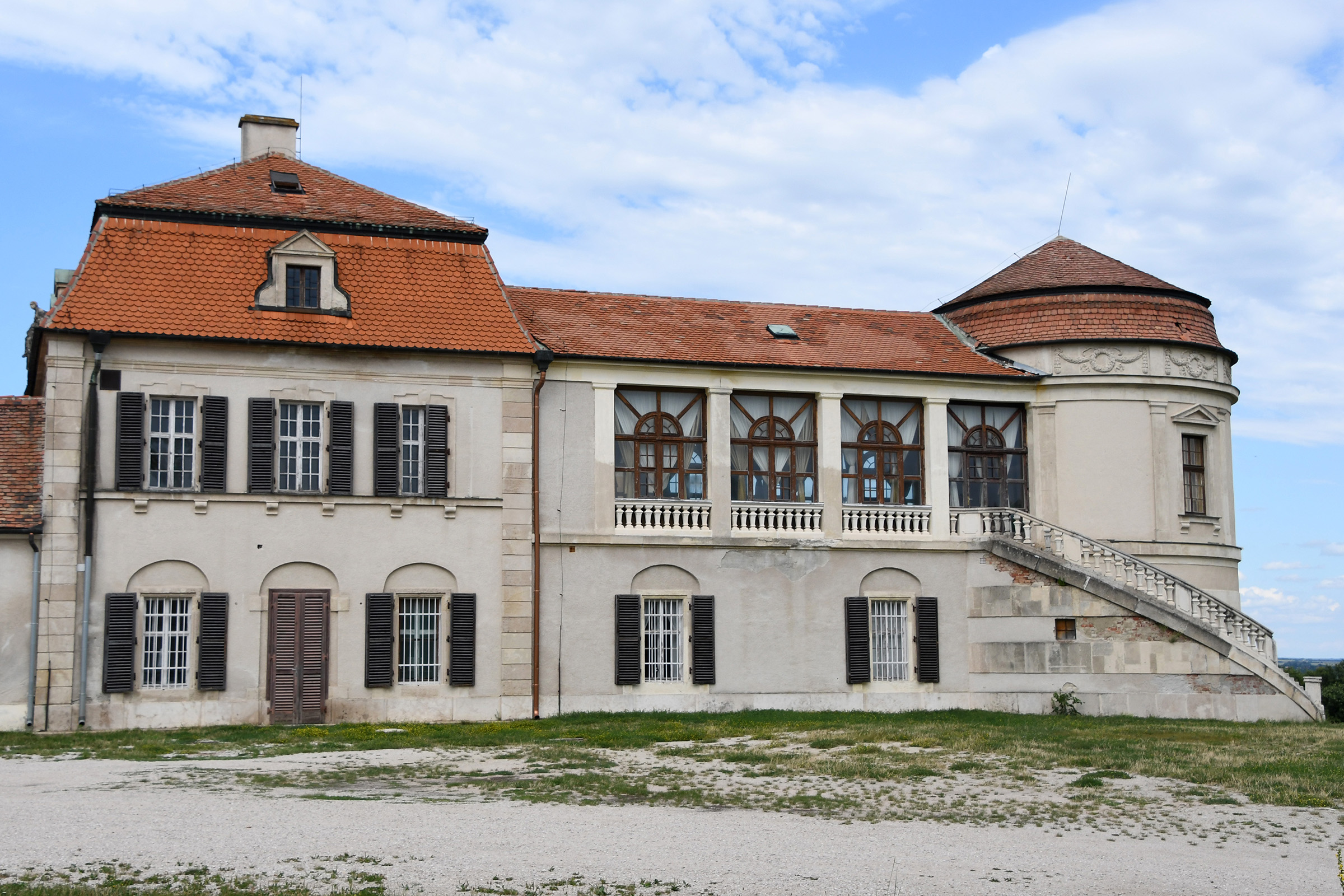 Még mindig nem telt meg élettel az iszkaszentgyörgyi kastély, amit egy Curtis-klipforgatás miatt vettek el a finn bérlőtől 1