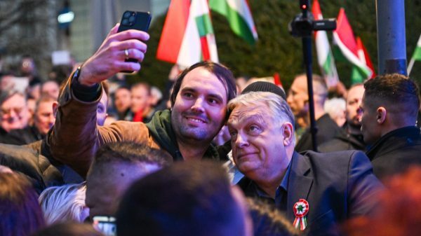 Tízezres menekülttáborral riogat veresége esetén Orbán, akitől nem lehetett kérdezni országjárásának első állomásán