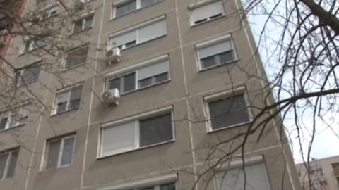 A kecskeméti panelház, ahol egy kisfiú kizuhant a negyedik emeletről.