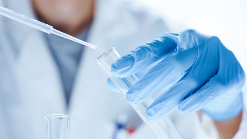 Rosszul sült el a tanár kémiakísérlete, mentőhelikopterrel szállítottak kórházba egy tizennégy éves diákot