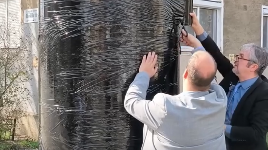 „Elegünk van a propagandából” – Hadházy Ákos és Rózsa András lefóliáztak egy Zelenszkijt ábrázoló hirdetőoszlopot Zuglóban