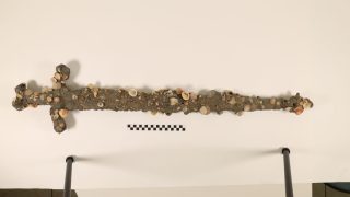 keresztes lovag kardja, amelyet a Földközi-tengerben találtak.