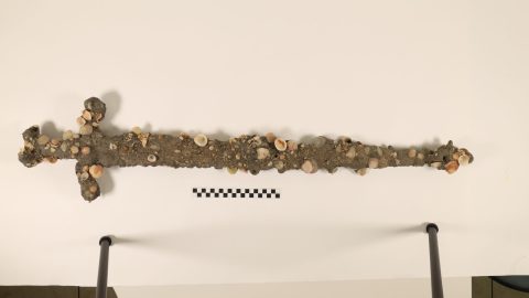 keresztes lovag kardja, amelyet a Földközi-tengerben találtak.