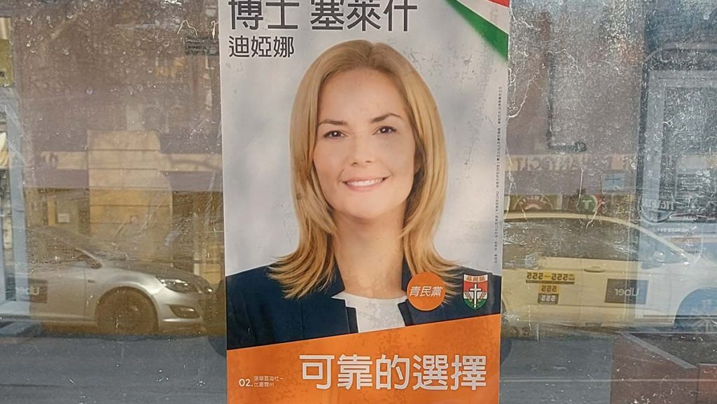 Kínai nyelvű, fideszes jelölteket ábrázoló plakátok árasztották el Debrecent