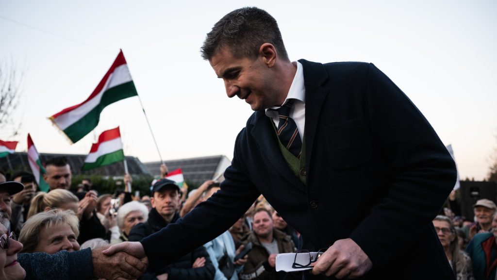 „Az egyik szórakozóhelyén csak úgy kellett kérni a kólát, hogy üvegeset vagy zacskósat akar valaki” – Kocsis Máté cégek tönkretételével és drogozással vádolja a Tisza egyik jelöltjét