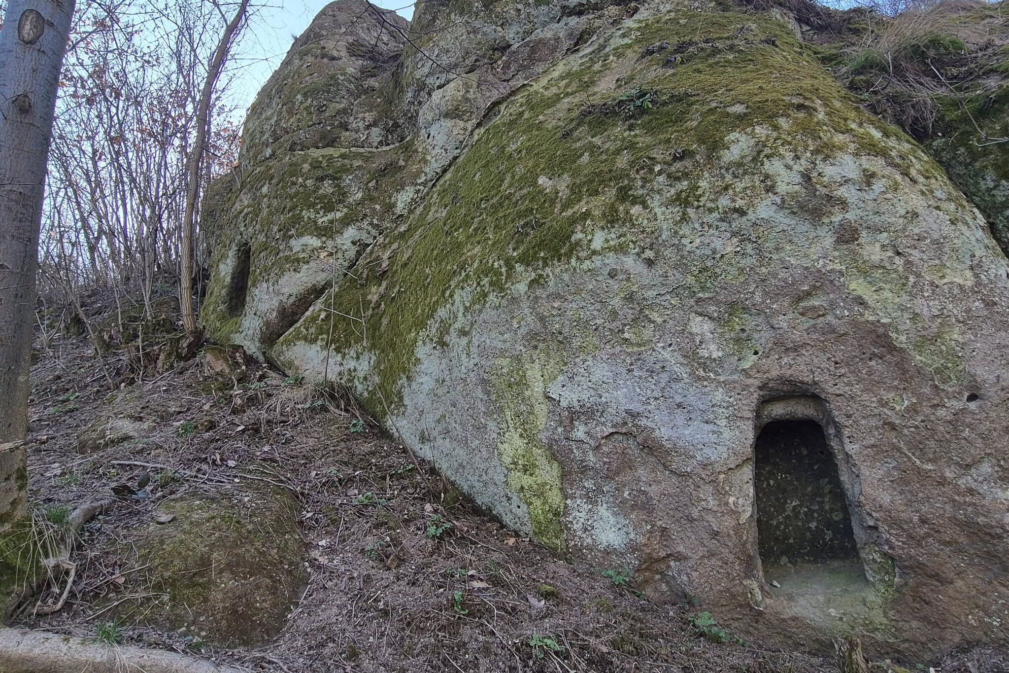 Kora vaskori sziklafülke.