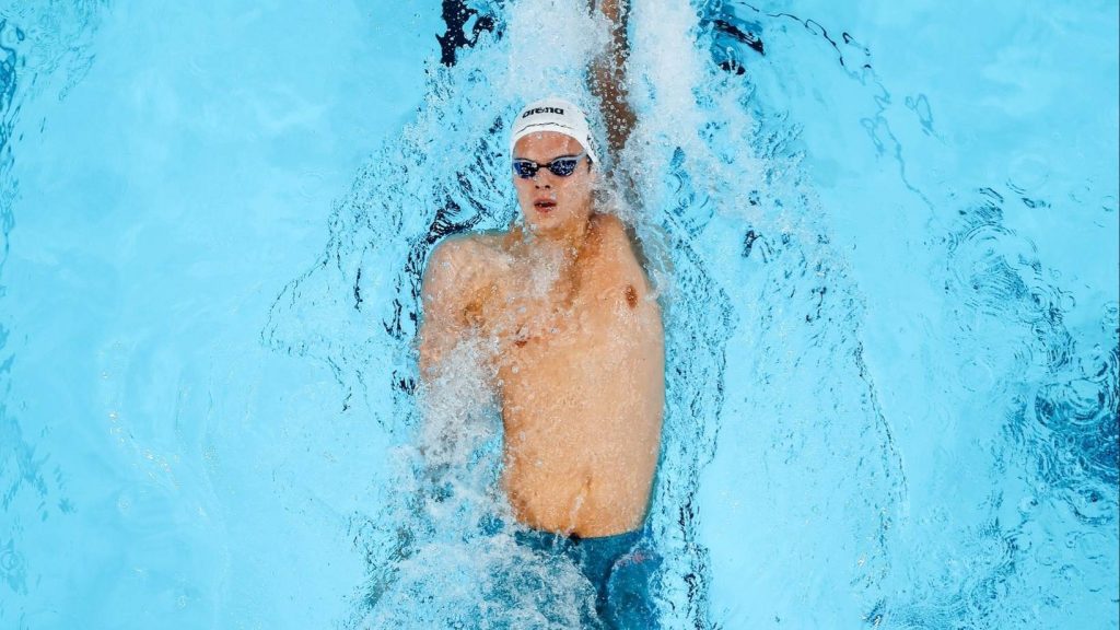 Kós Hubert nem hivatalos világcsúcsot úszott 100 yard háton