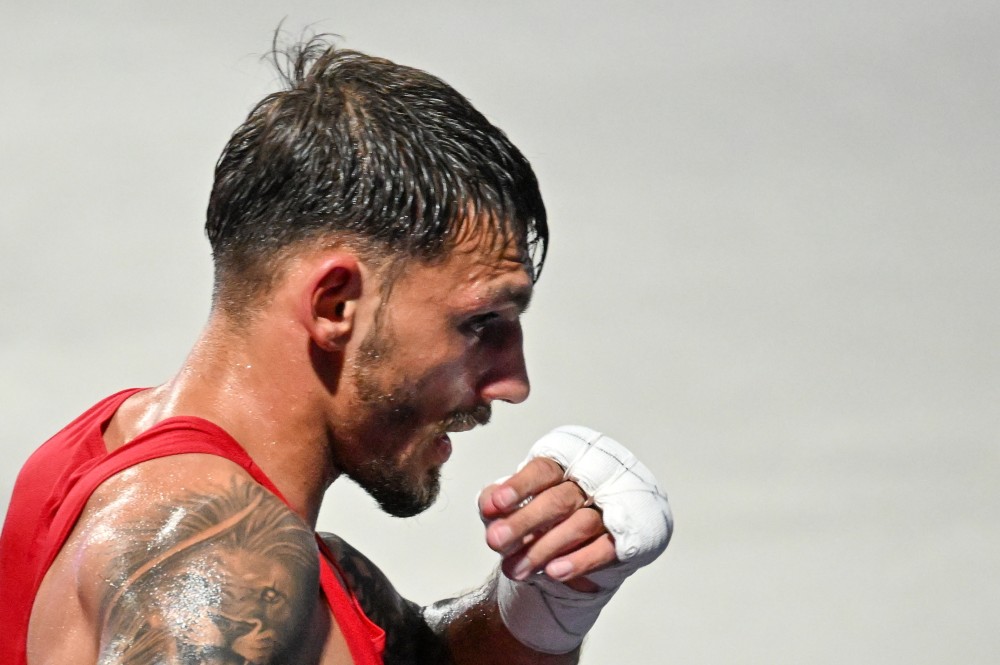 Kovács Richárd a francia Sofiane Oumiha elleni küzdelemben a férfi ökölvívók 63,5 kilogrammos súlycsoportjának negyeddöntőjében a 2024-es párizsi nyári olimpián az Észak-párizsi Arénában 2024. augusztus 1-jén.