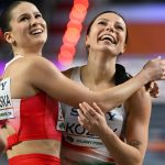 Torun, 2026. március 22. Kozák Luca (j) a női 60 méteres gátfutás előfutama után a toruni fedettpályás atlétikai világbajnokságon 2026. március 22-én. Mellette a lengyel Pia Skrzyszowska.