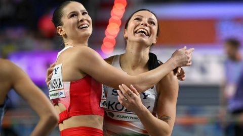 Torun, 2026. március 22. Kozák Luca (j) a női 60 méteres gátfutás előfutama után a toruni fedettpályás atlétikai világbajnokságon 2026. március 22-én. Mellette a lengyel Pia Skrzyszowska.