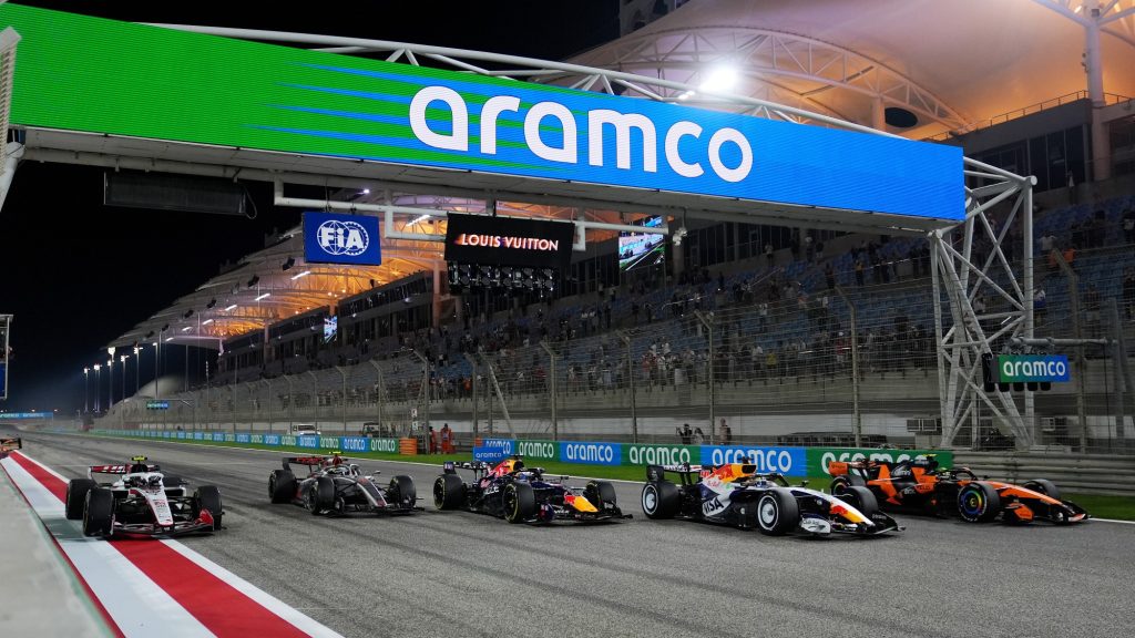 Lando Norris (McLaren), Arvid Lindblad (Racing Bulls), Max Verstappen (Red Bull), Gabriel Bortoleto (Audi) és Oliver Bearman (Haas) a szezon előtti teszten.