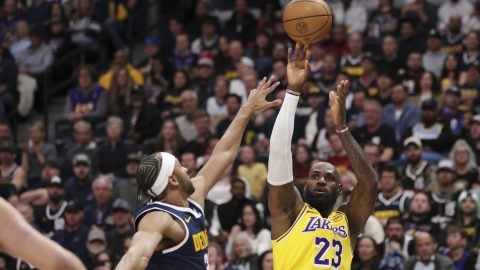 LeBron James, a Los Angeles Lakers klasszisa kosárra dob a Denver Nuggets ellen az NBA-ben.