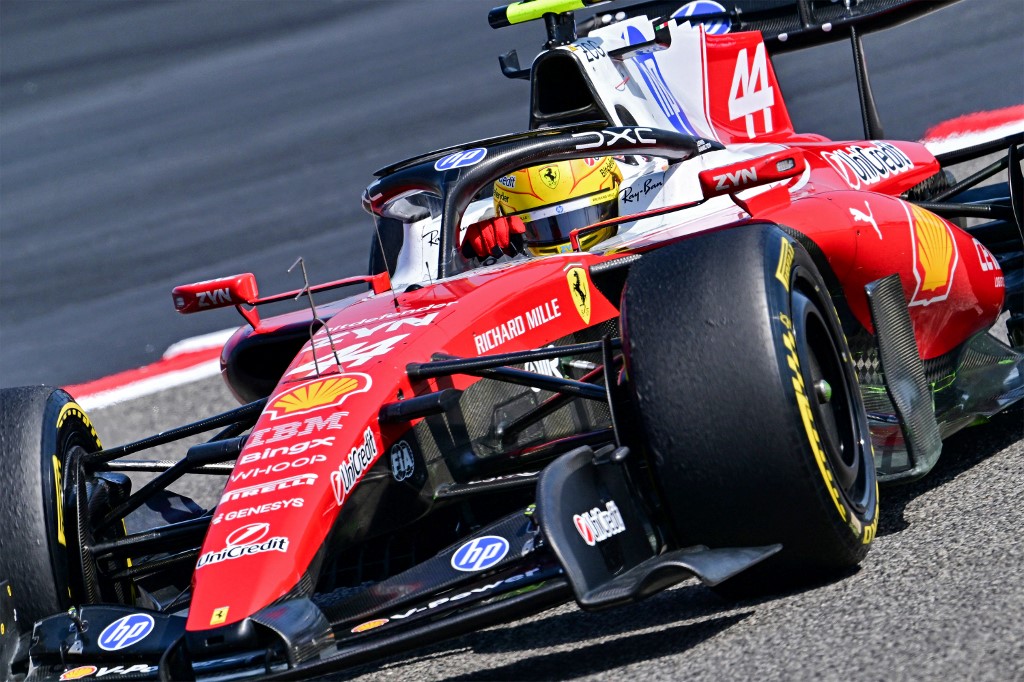 Lewis Hamiltontól és a Ferraritól sokat várnak 2026-ban. 