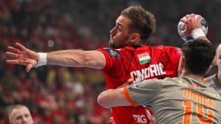 Luka Cindric, a One Veszprém HC (b) és Mads Hoxer, az Aalborg Handbold játékosa a férfi kézilabda Bajnokok Ligája csoportkörében játszott One Veszprém HC - Aalborg Handbold mérkőzésen a One Veszprém Arénában 2026. március 12-én.