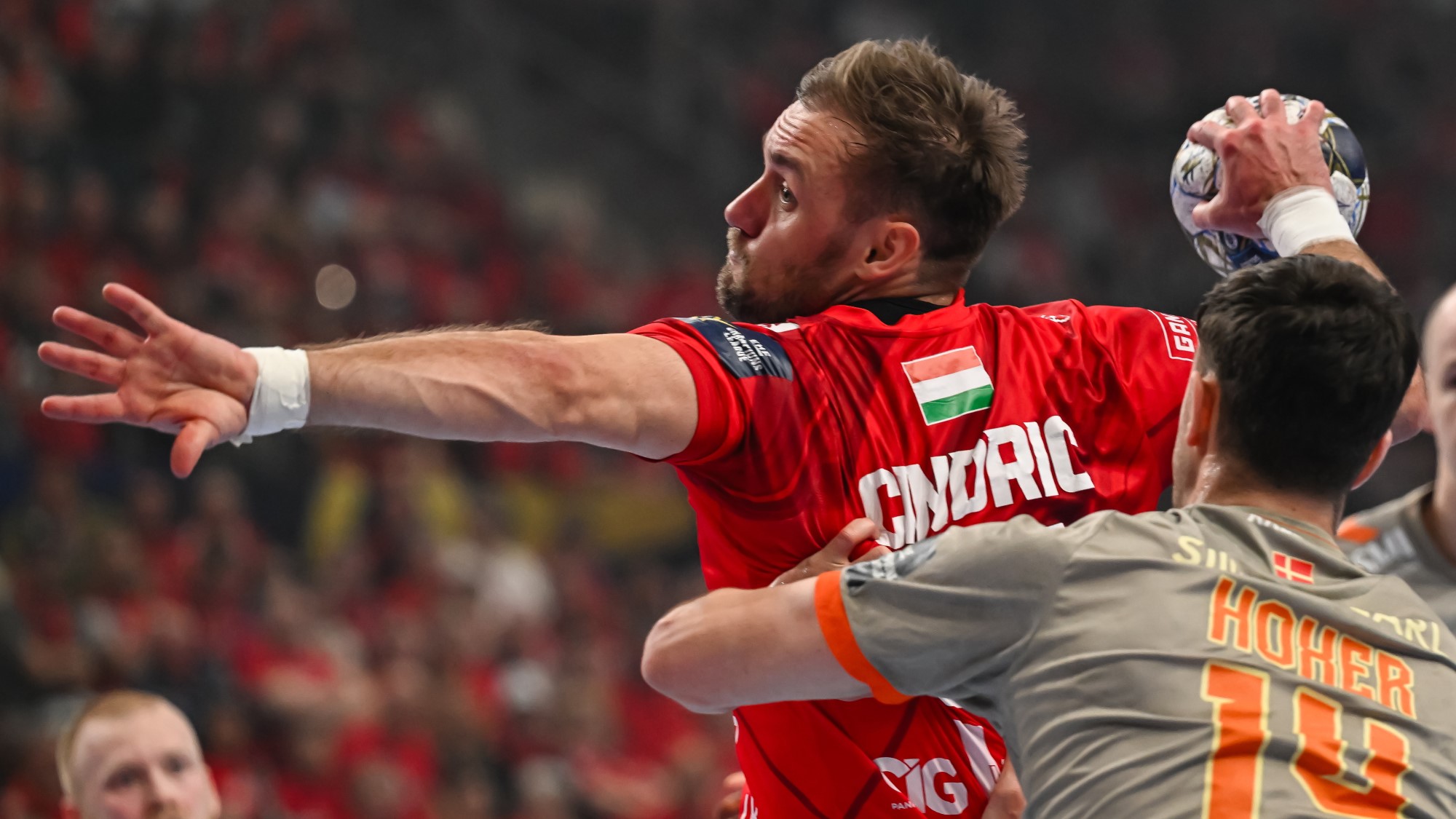 Luka Cindric, a One Veszprém HC (b) és Mads Hoxer, az Aalborg Handbold játékosa a férfi kézilabda Bajnokok Ligája csoportkörében játszott One Veszprém HC - Aalborg Handbold mérkőzésen a One Veszprém Arénában 2026. március 12-én.