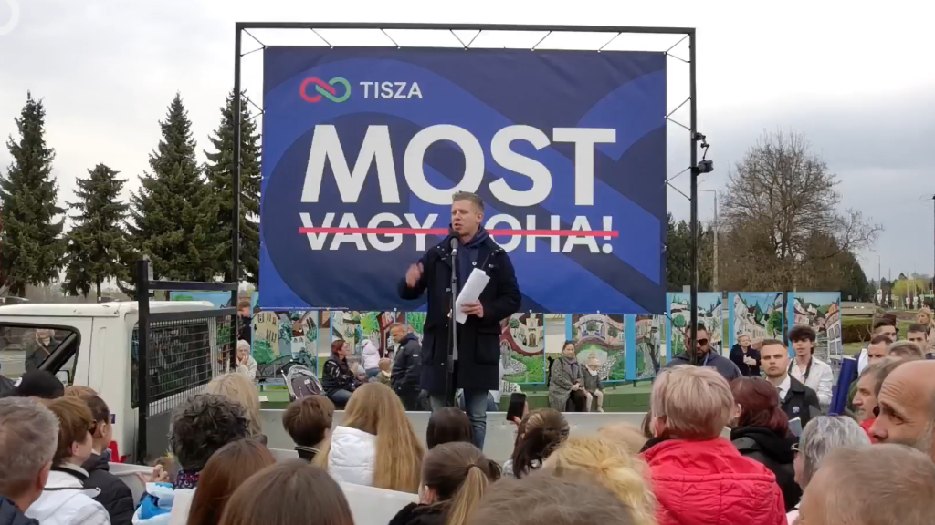 Magyar Péter: Húsz centis késsel támadtak Randai Márkra a kesztölci fórumát