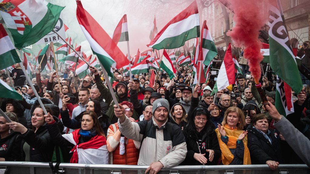 Tavaszi napsütésre számíthatnak a békemenetelők és a nemzeti menetelők is