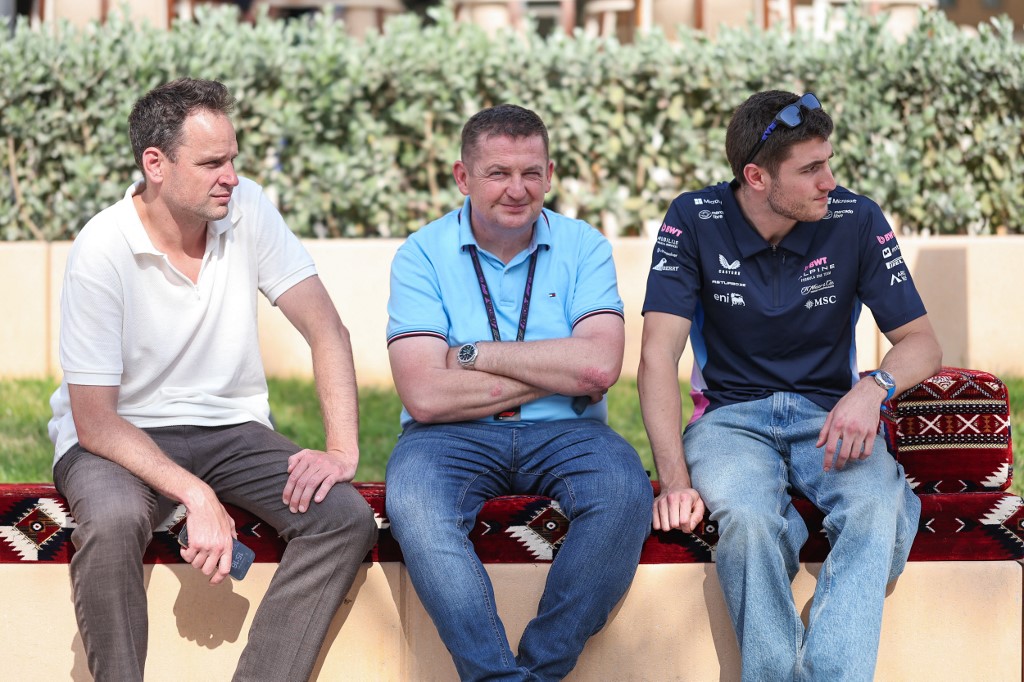 Mészáros Sándor (középen) a 2025-ös Bahreini Nagydíj előtt. 