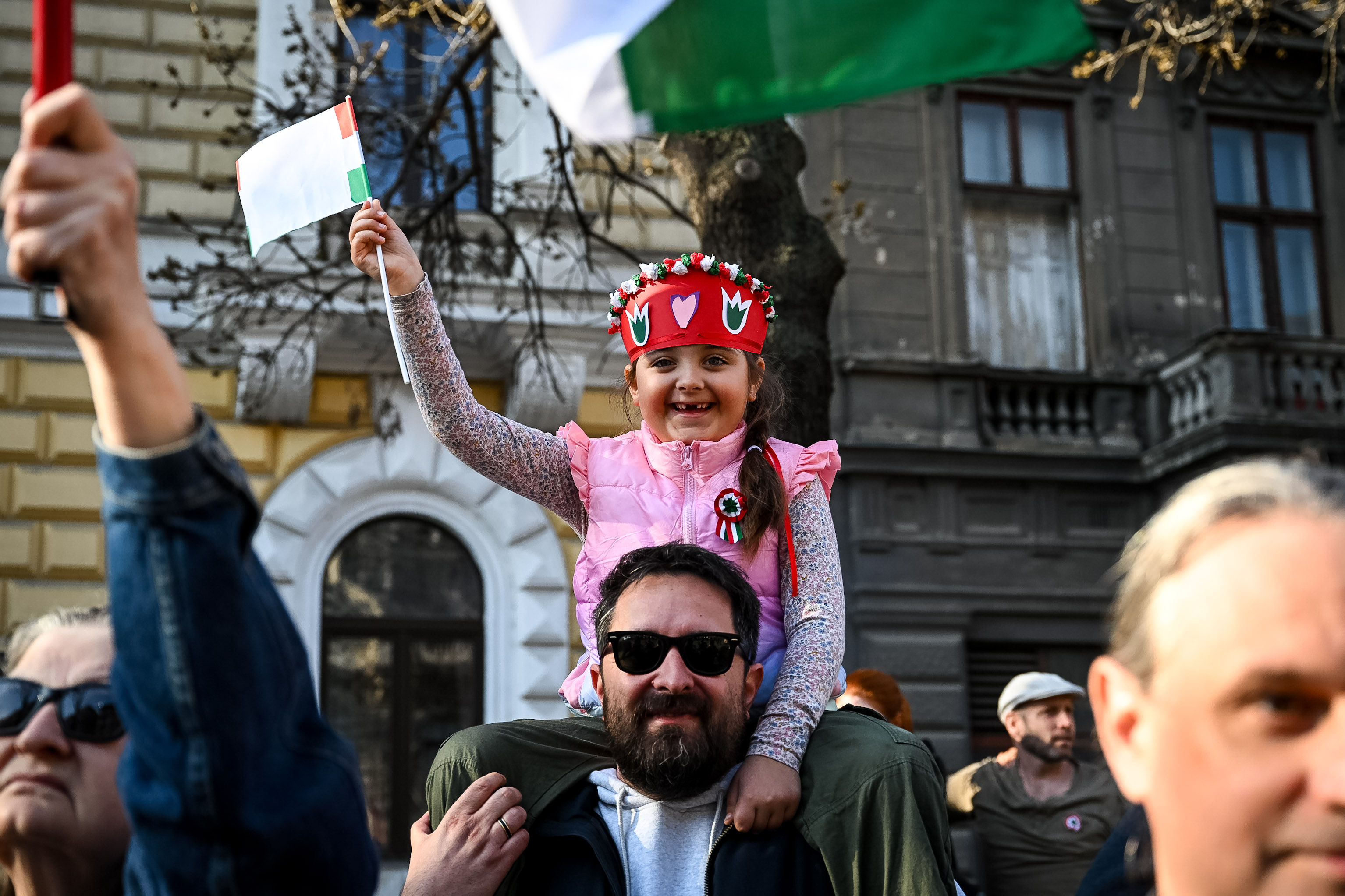 Tele a Hősök tere és az Andrássy út is a tiszás tömeggel – percről percre a március 15-ei események 1