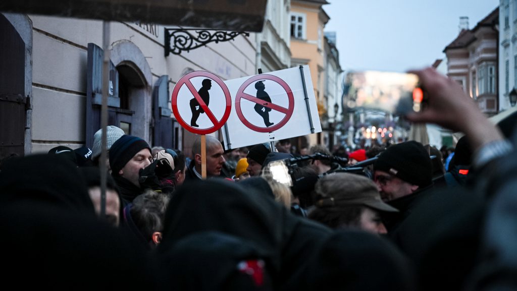 Volt reality szereplő, miniszteri biztos és Európa-bajnoki ezüstérmes birkózó gondoskodik róla, hogy minden rendben legyen Orbán Viktor országjárásán