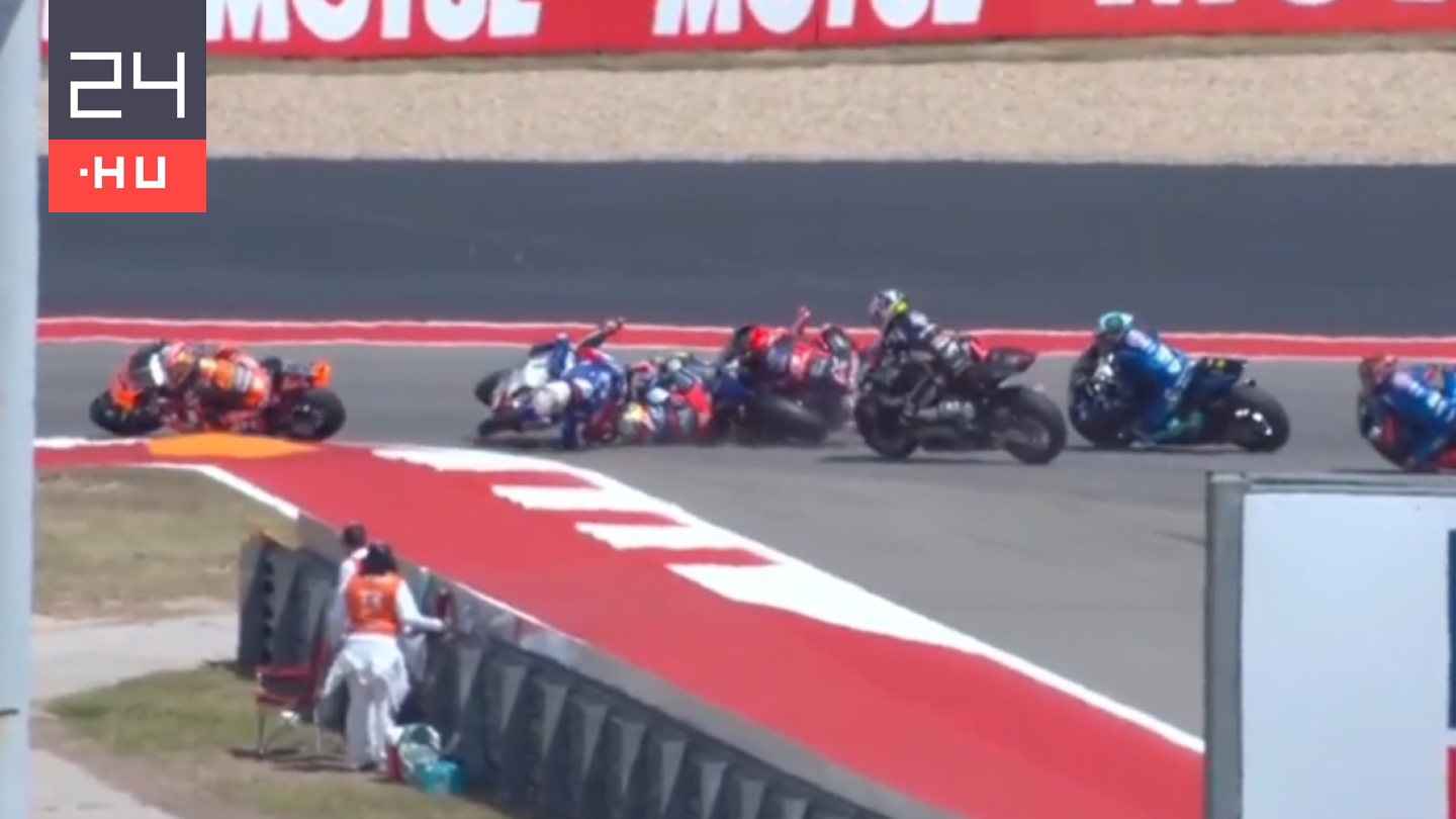 Horrorbukással indult a Moto2-es futam, fékezés nélkül hajtott bele a többiekbe a motorversenyző