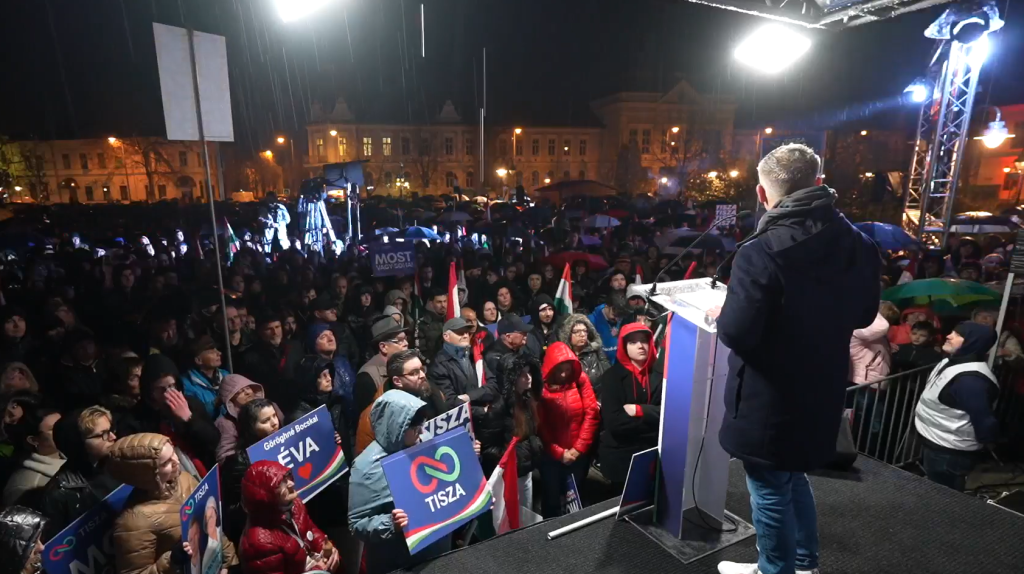 Zuhogó esőben tartott nagygyűlést Magyar Péter Hajdúböszörményben