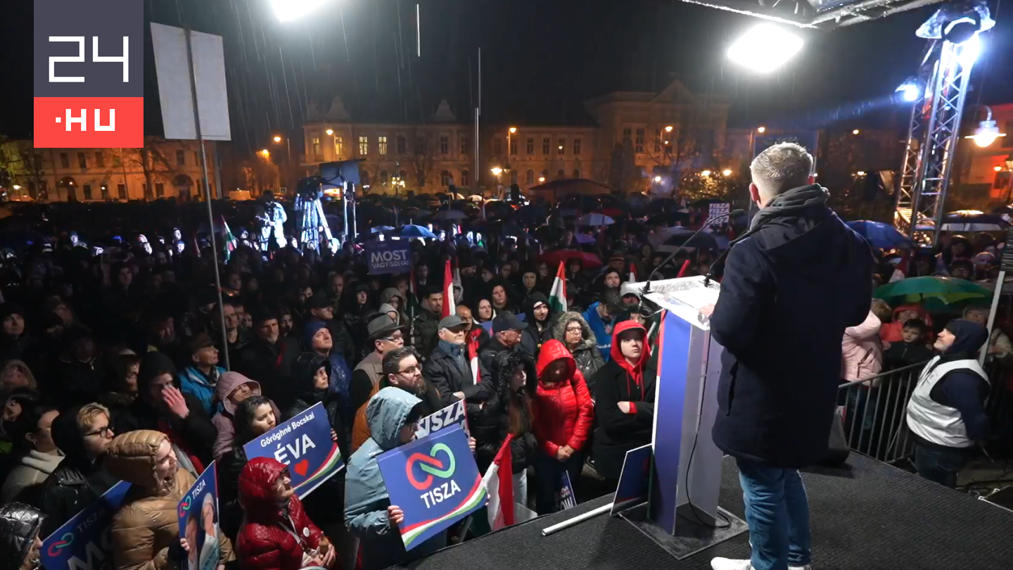 Zuhogó esőben tartott nagygyűlést Magyar Péter Hajdúböszörményben