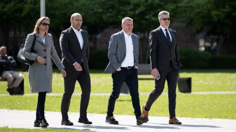 Mráz Ágoston Sámuel, Boros Bánk Levente és Rákay Philip érkezik egy fideszes rendezvényre 2024. április 19-én.