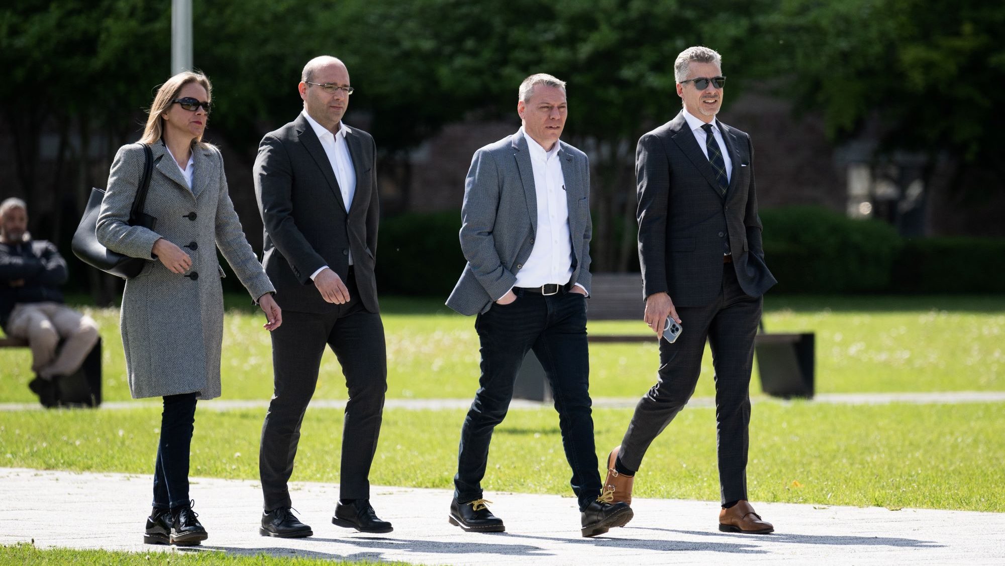 Mráz Ágoston Sámuel, Boros Bánk Levente és Rákay Philip érkezik egy fideszes rendezvényre 2024. április 19-én.