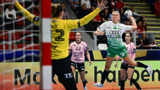 Debrecen, 2025. október 25. Jessica Ryde (b), a Debrecen kapusa és Nathalie Hagman, a Győr játékosa a női kézilabda Bajnokok Ligája A csoportjának 5. fordulójában játszott DVSC Schaeffler - Győri Audi ETO KC mérkőzésen a debreceni Hódos Imre rendezvénycsarnokban 2025. október 25-én. MTI/Czeglédi Zsolt