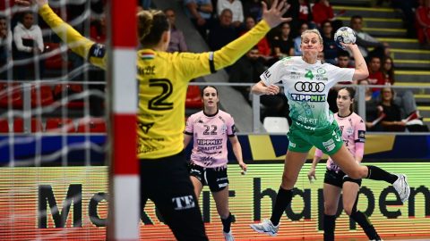 Debrecen, 2025. október 25. Jessica Ryde (b), a Debrecen kapusa és Nathalie Hagman, a Győr játékosa a női kézilabda Bajnokok Ligája A csoportjának 5. fordulójában játszott DVSC Schaeffler - Győri Audi ETO KC mérkőzésen a debreceni Hódos Imre rendezvénycsarnokban 2025. október 25-én. MTI/Czeglédi Zsolt