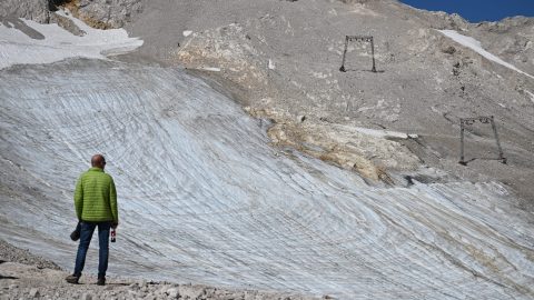 Egy férfi a Nödlichen Schneeferner-gleccsert nézi.