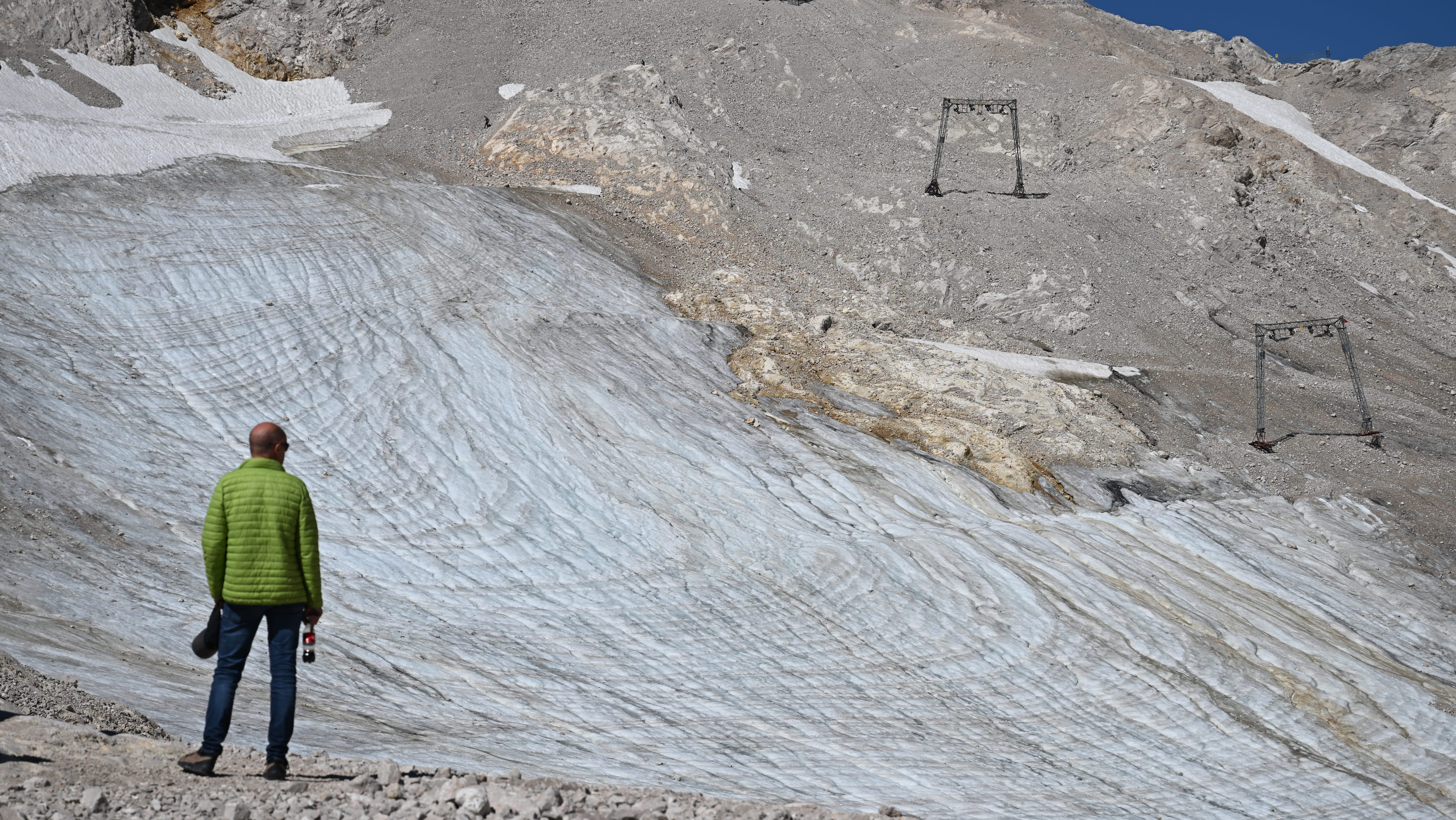 Egy férfi a Nödlichen Schneeferner-gleccsert nézi.