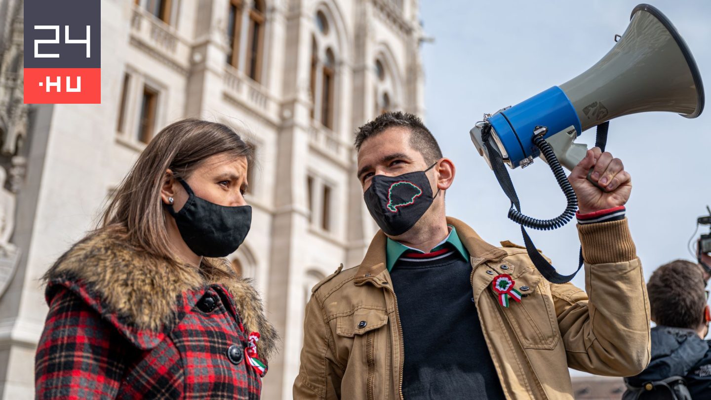Novák Előd válaszolt arra, hogy testvére szerint ő és Dúró Dóra nem is oltásellenes