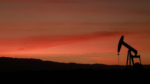 Olajkút naplementében