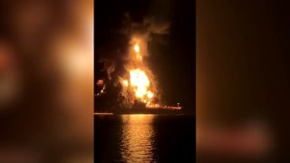 Égő olajszállító tartályhajó