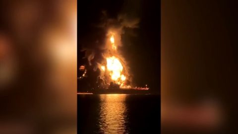 Égő olajszállító tartályhajó