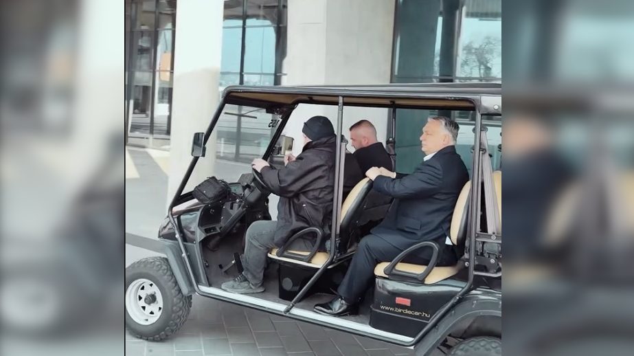Orbán Viktor, Magyarország miniszterelnöke egy golfkocsin ülve méri fel a terepet a Puskás Ferenc Stadion környékén.