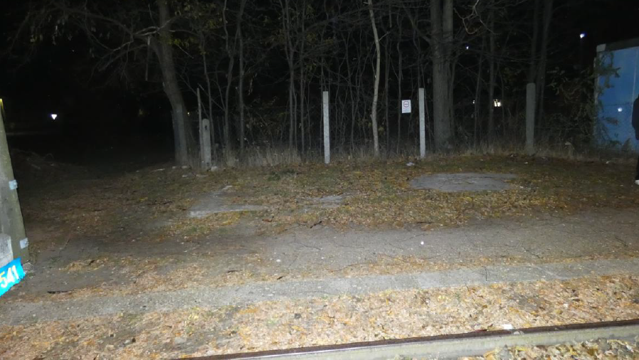 Körbeállta egy négyfős banda a vasútállomásnál, majd közölték vele, hogy leszúrják és elássák