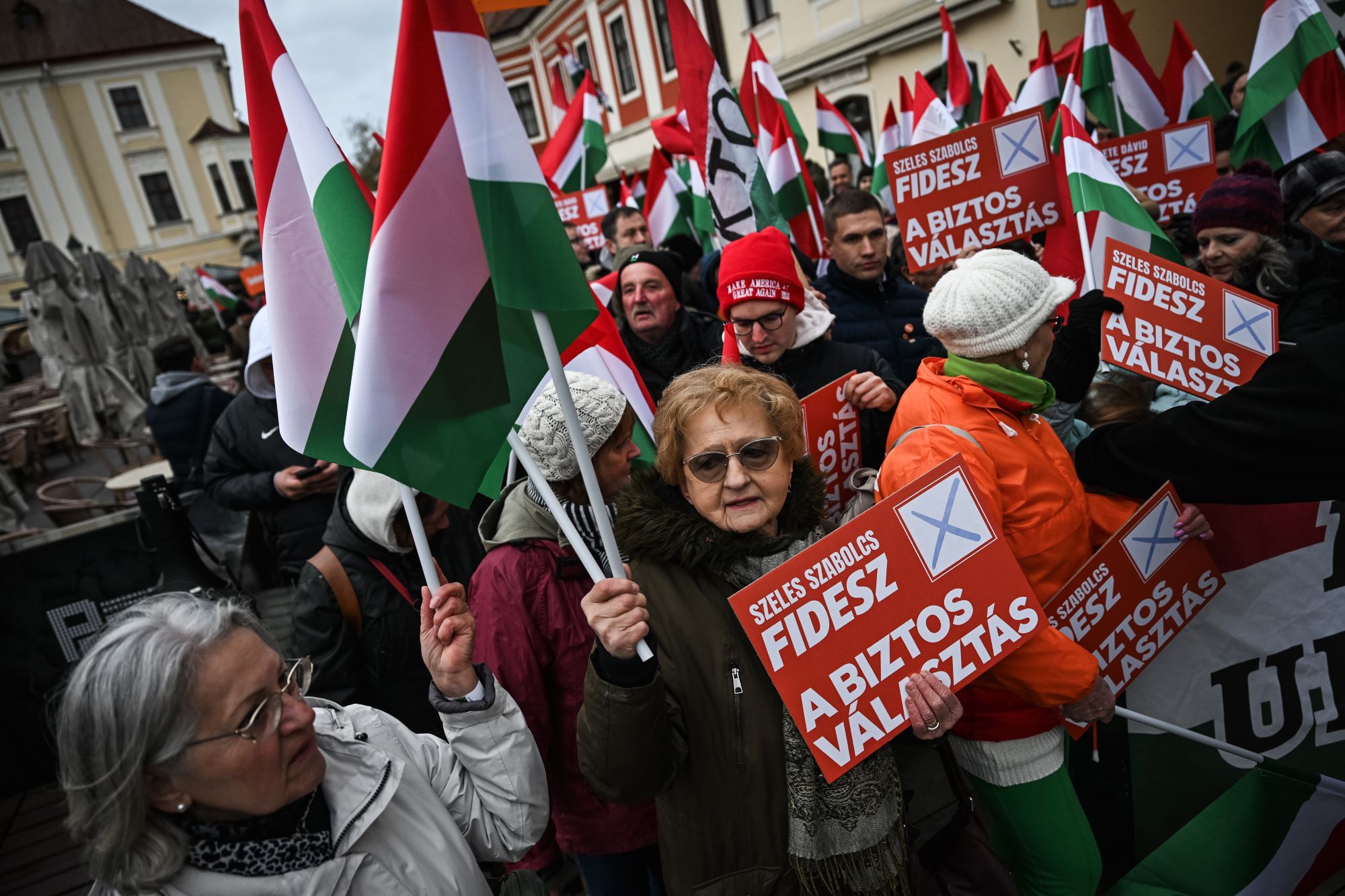 Fideszesek érkeznek Orbán Viktor győri kampányrendezvényére. 