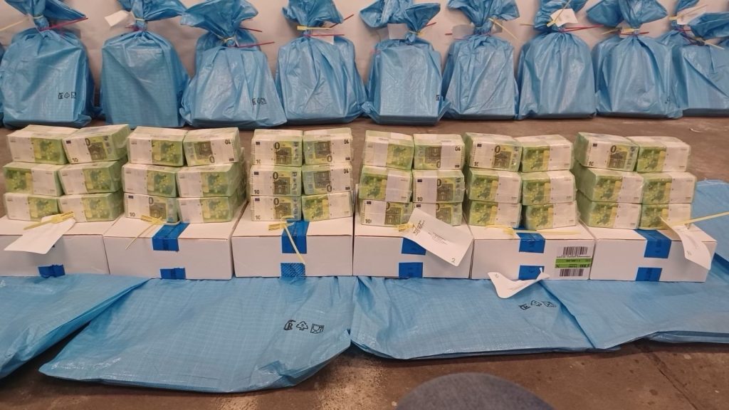 Korábbi bankvezér a pénzszállítóbotrányról: Ez teljesen normális üzletmenet, a magyar pénzmosási vádak nevetségesek