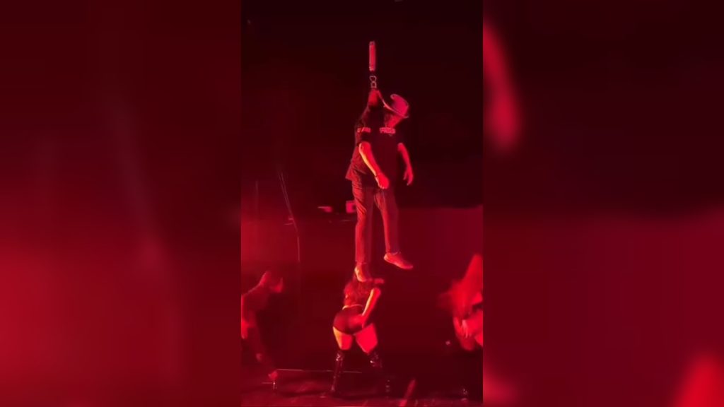 A színpad felett felfüggesztve ájult el a rapper, majd a kórházból bejelentette új turnéjukat