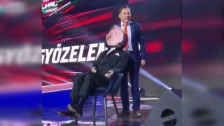 Pócs János, a Fidesz országgyűlési képviselője egy Magyar Péter bábuval a 2026-os CPAC Hungary színpadán Budapesten, 2026. március 21-én.